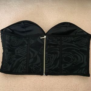 bebe Tops - Bebe Rose patterned sweetheart neck crop top bebe Tops - Bebe Rose patterned sweetheart neck crop top